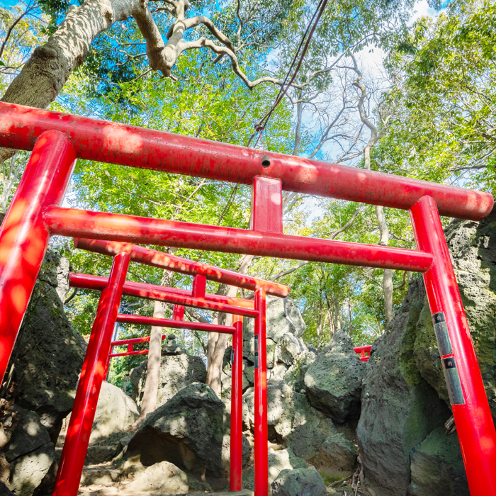 赤い鳥居が岩々の間に並んでいます