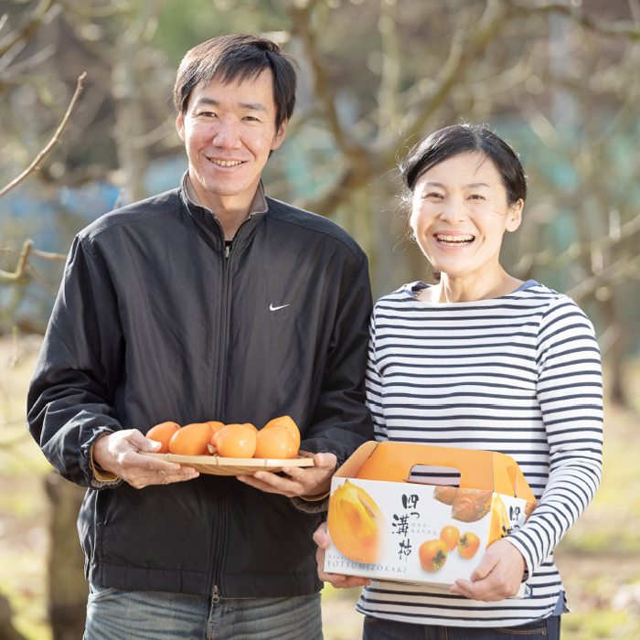 柿園で夫婦仲良くツーショット