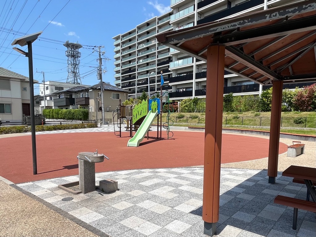 駅前公園の風景