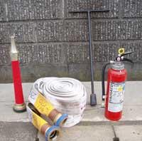 消火器やホース、筒先、消火栓ハンドルの写真