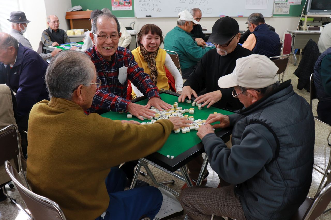 笑顔でマージャンを楽しむシニアクラブ会員