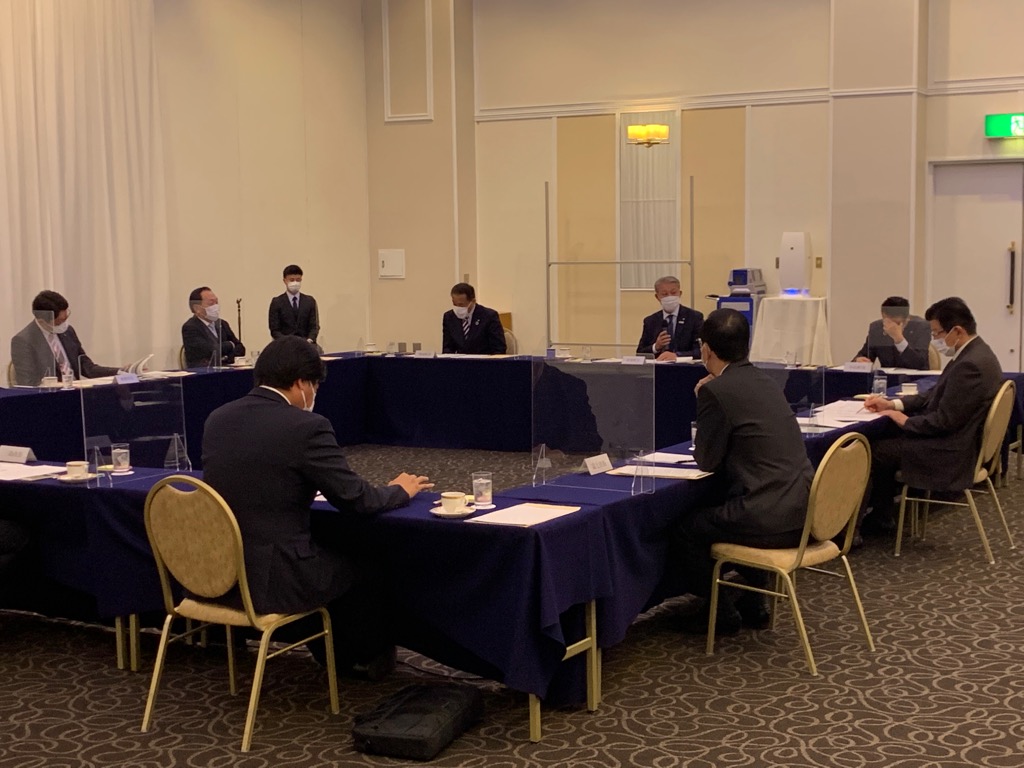 静岡県東部市町の首長が会議室で意見交換している様子
