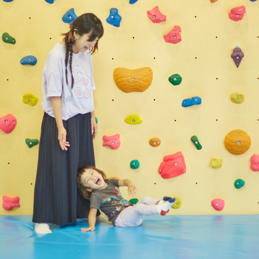 子どもとお母さんが遊ぶ様子