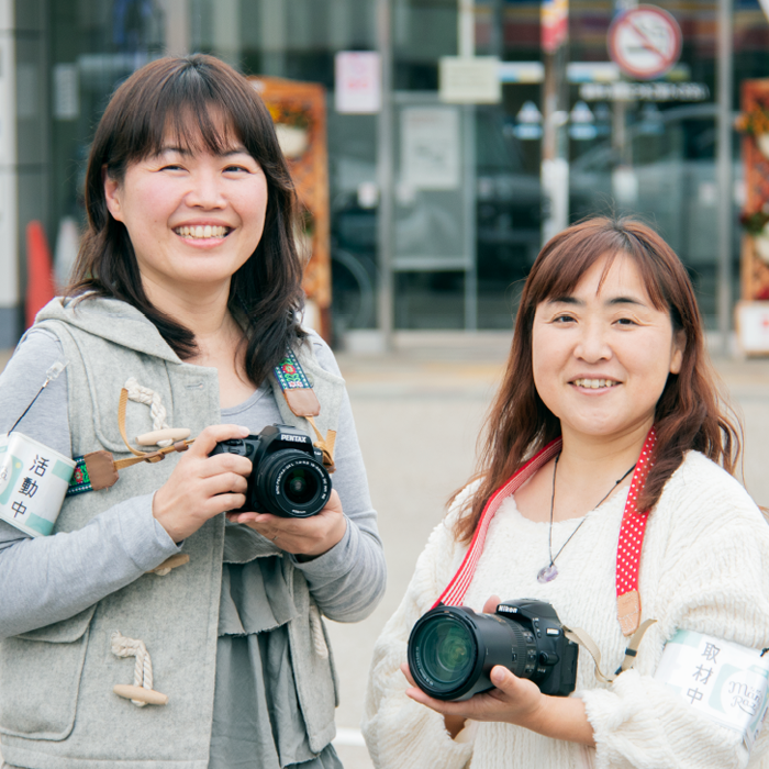 カメラを持って、笑顔な高木さんと加藤さん