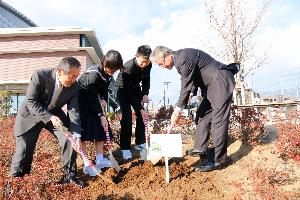 副町長、教育長、代表生徒2名が苗木を植樹