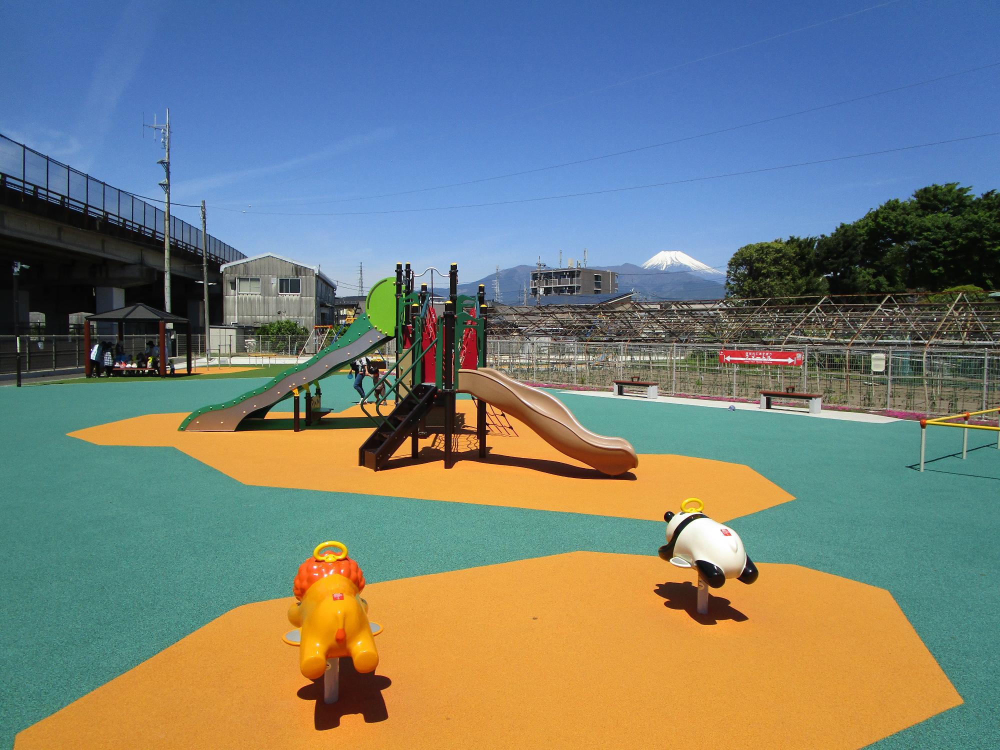 駅前公園の風景