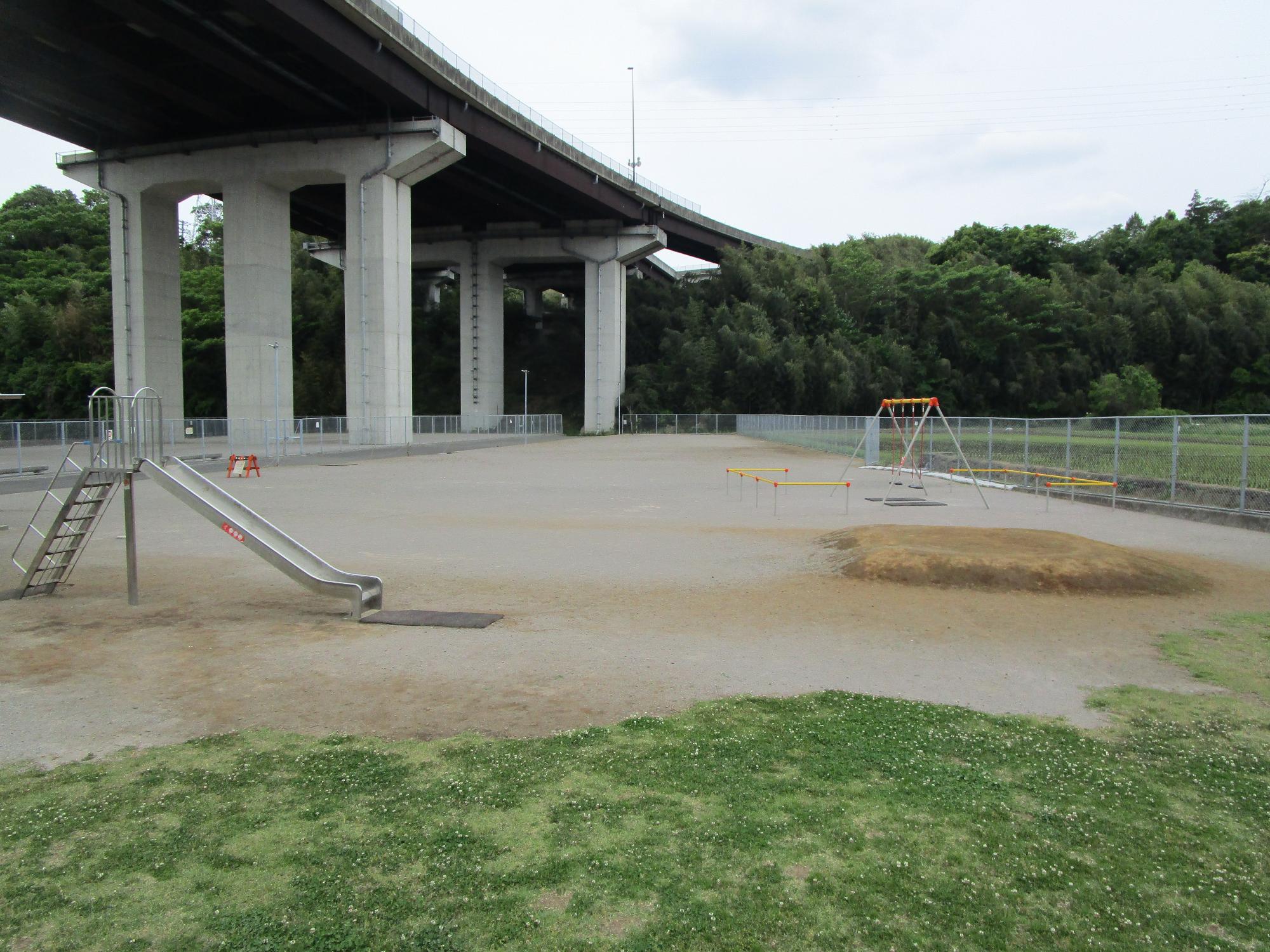 駅前公園の風景