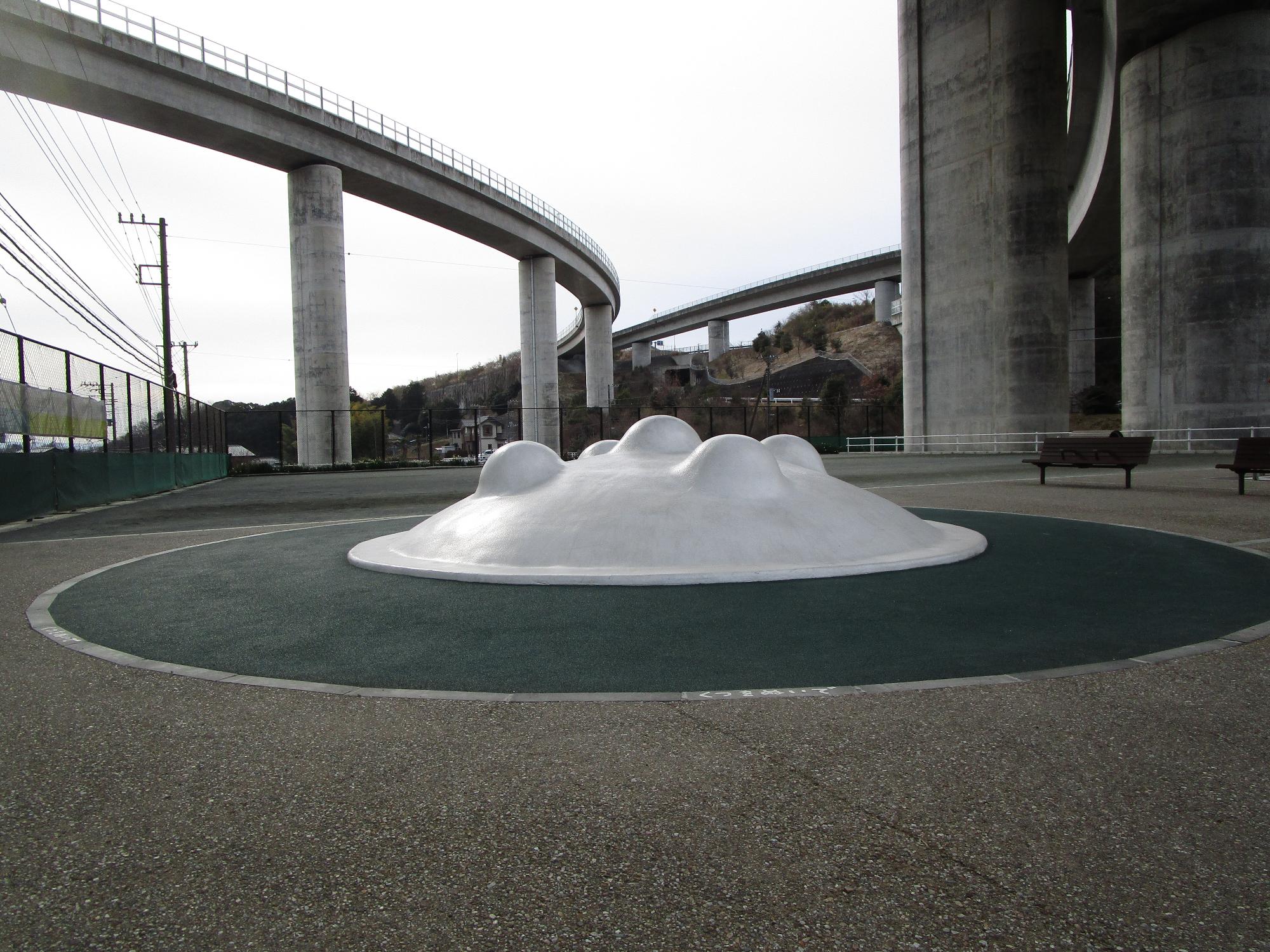 駅前公園の風景