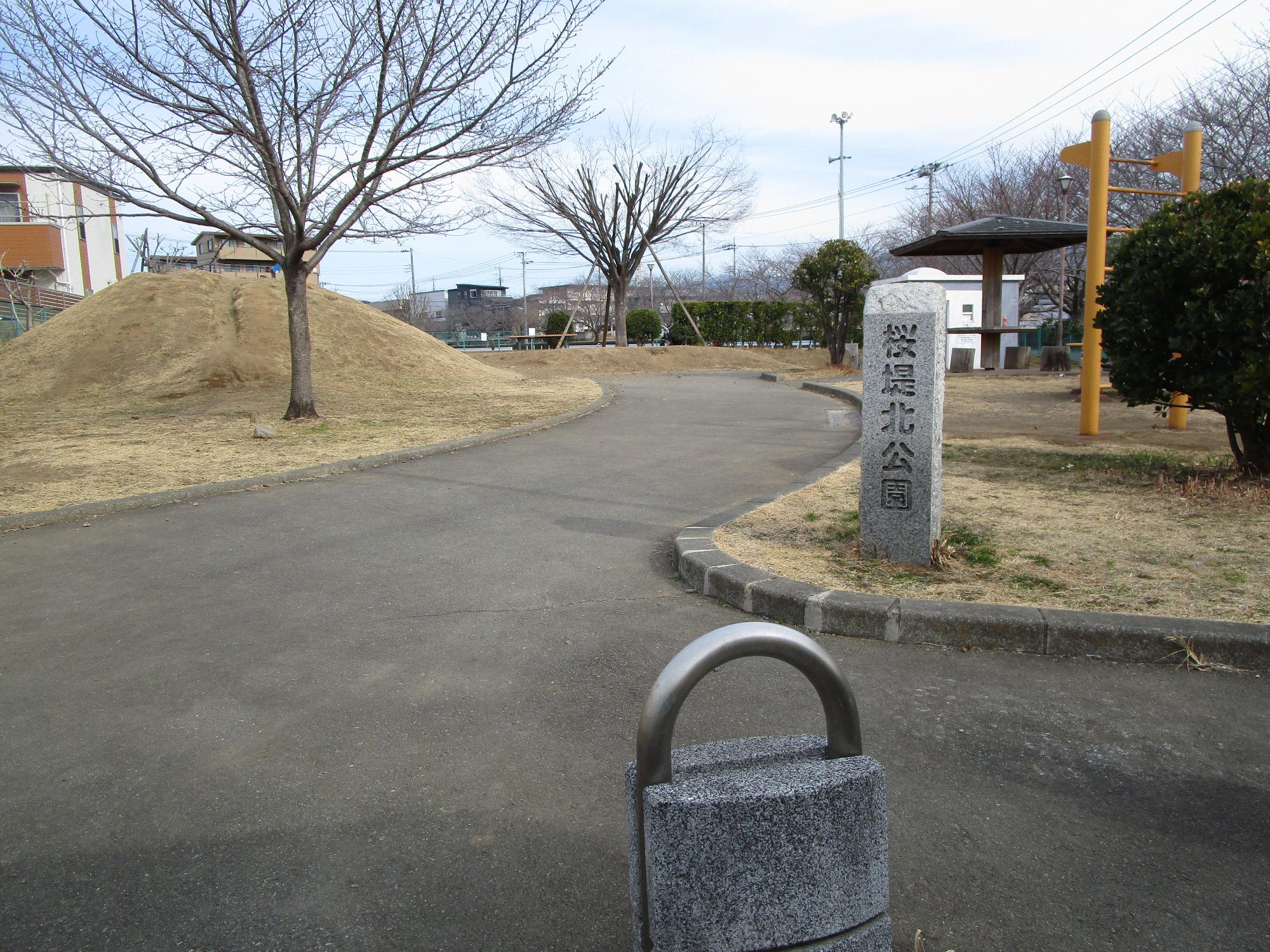 駅前公園の風景