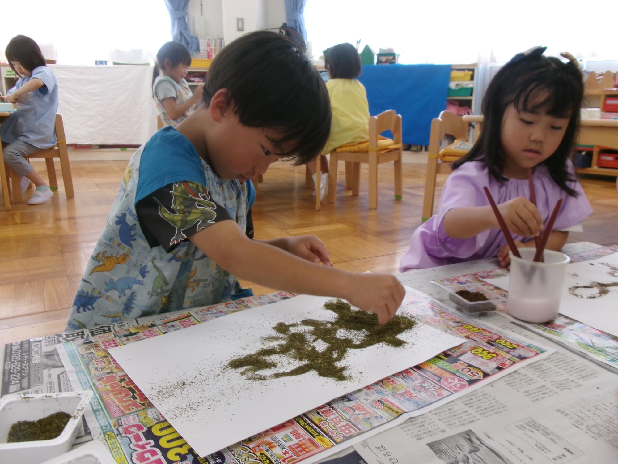 5歳 お茶葉でお絵描き