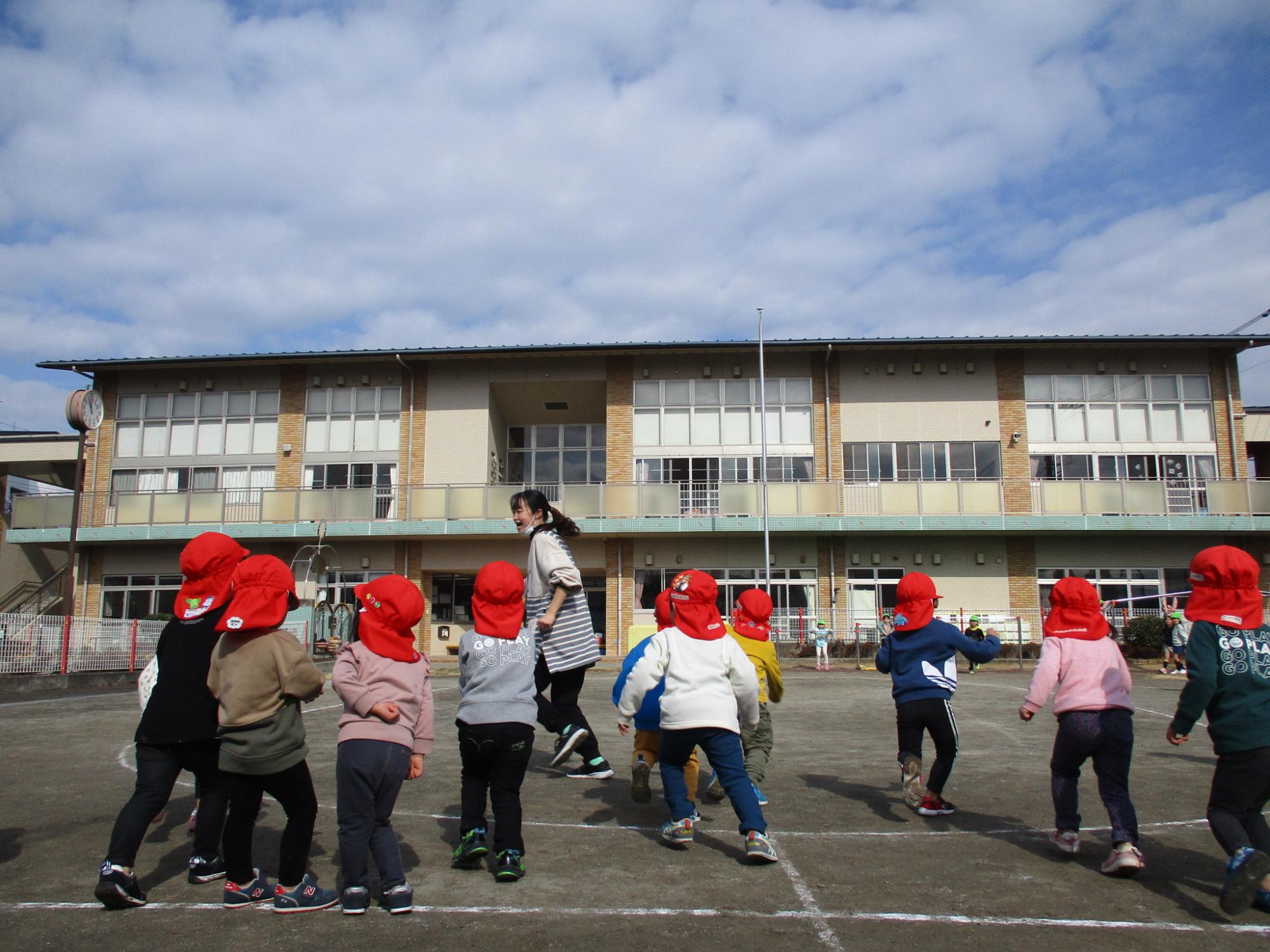 戸外遊び(園舎)