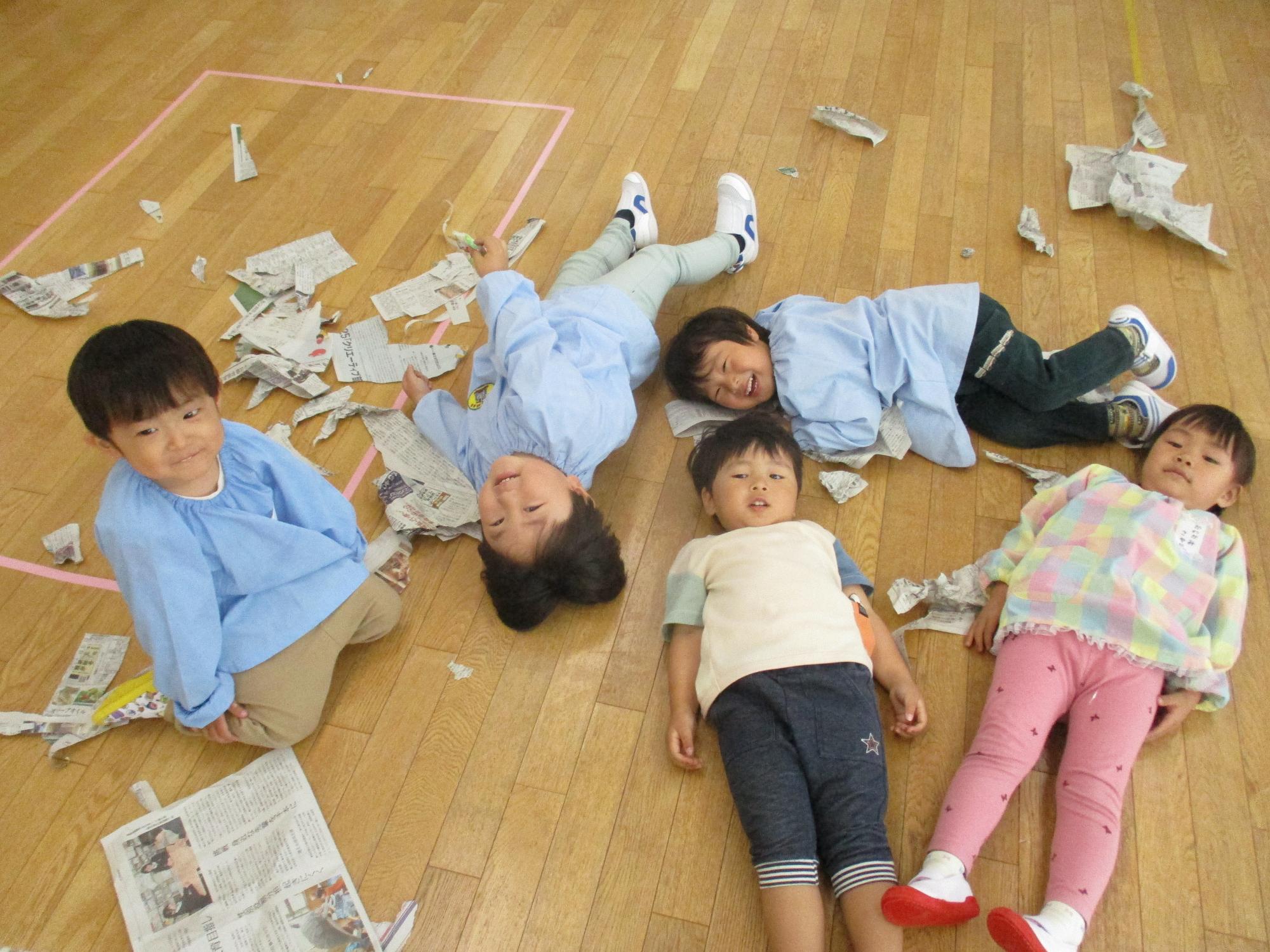 もも組 新聞紙遊び