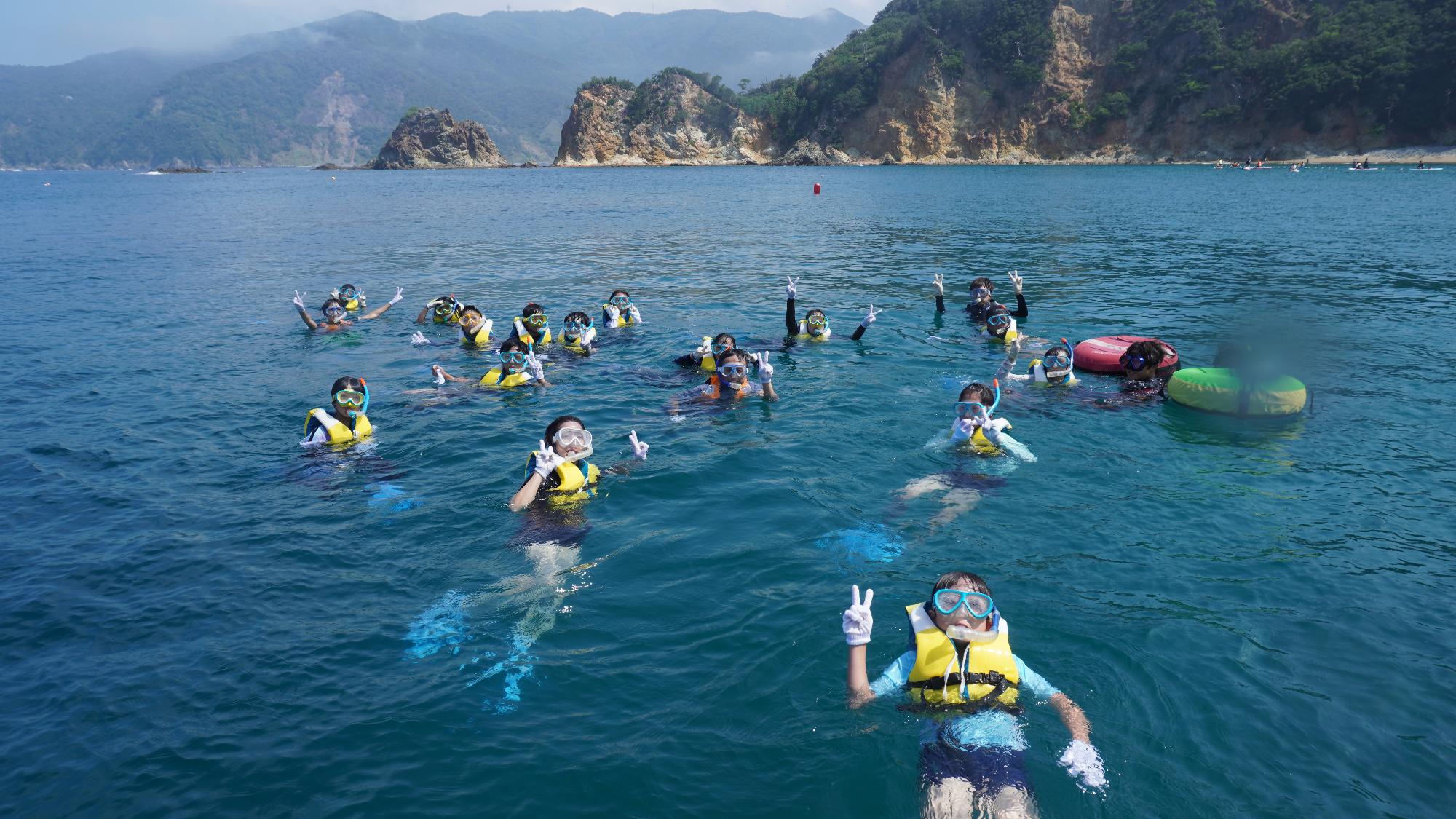 海でのシュノーケリング体験のようす
