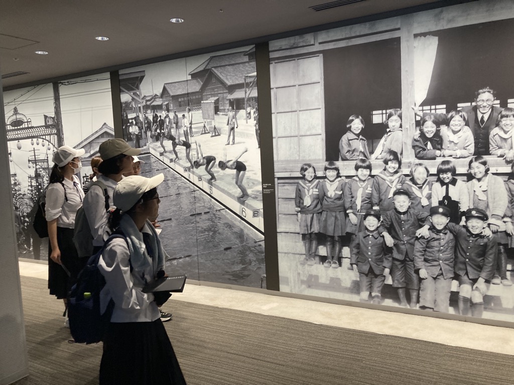 広島平和記念資料館を見学する生徒たち