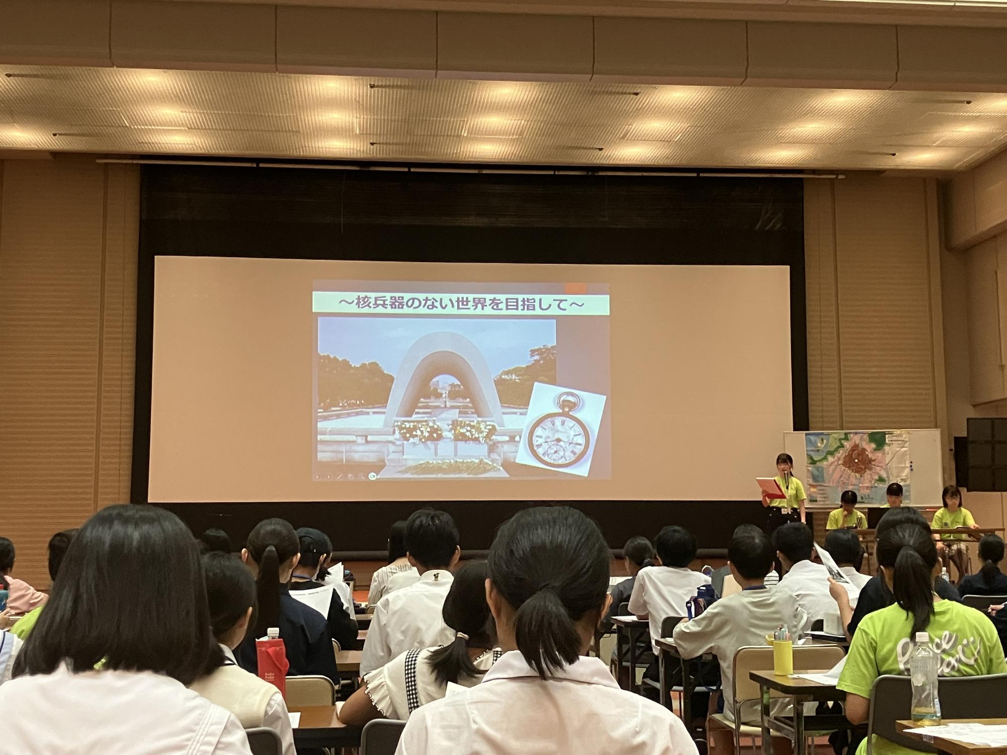 全国平和学習の集いに参加する生徒たち