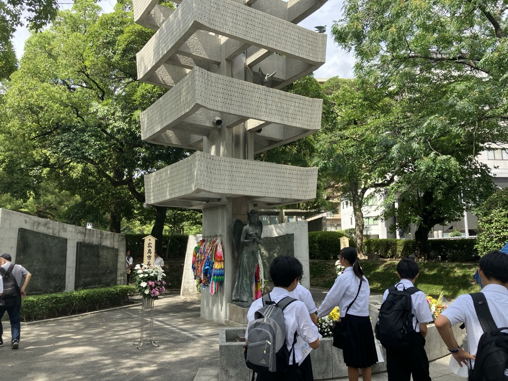 動員学徒慰霊塔を見学する生徒たち