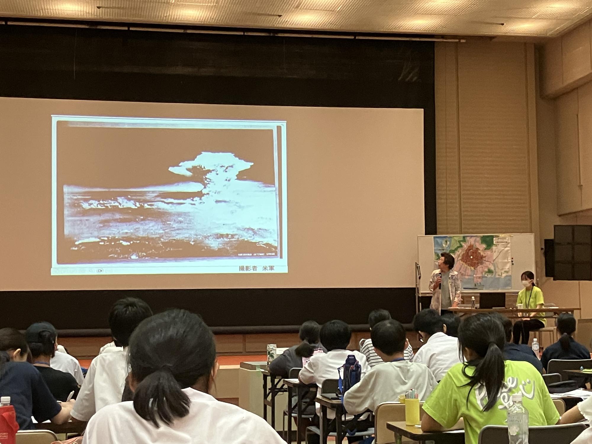 全国平和学習の集いで被爆体験講話を聴く生徒たち