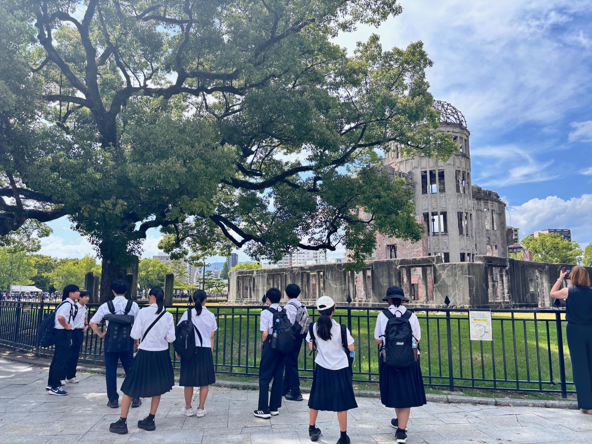 原爆ドームを見学している生徒たち