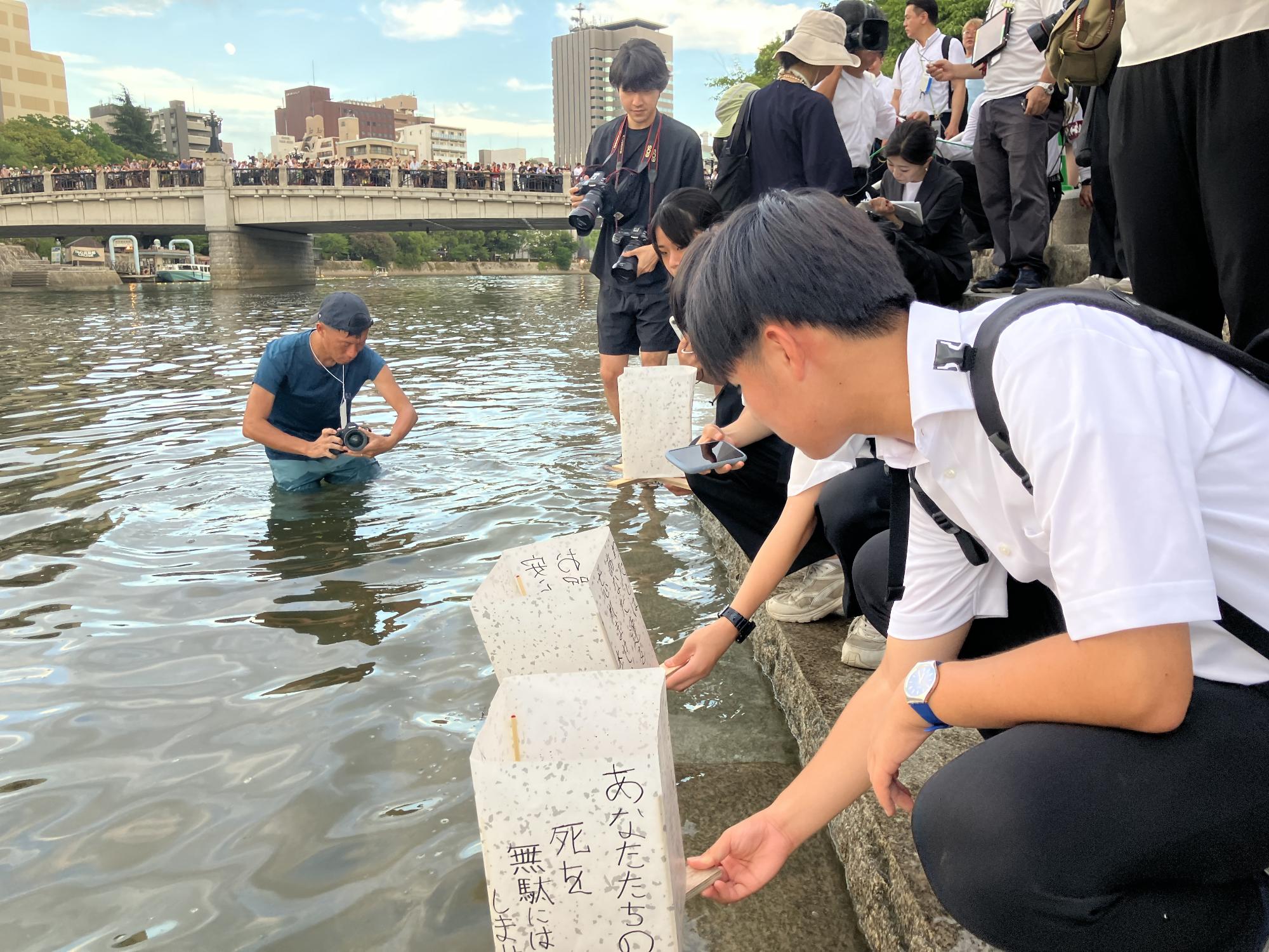 とうろう流しをする生徒たち