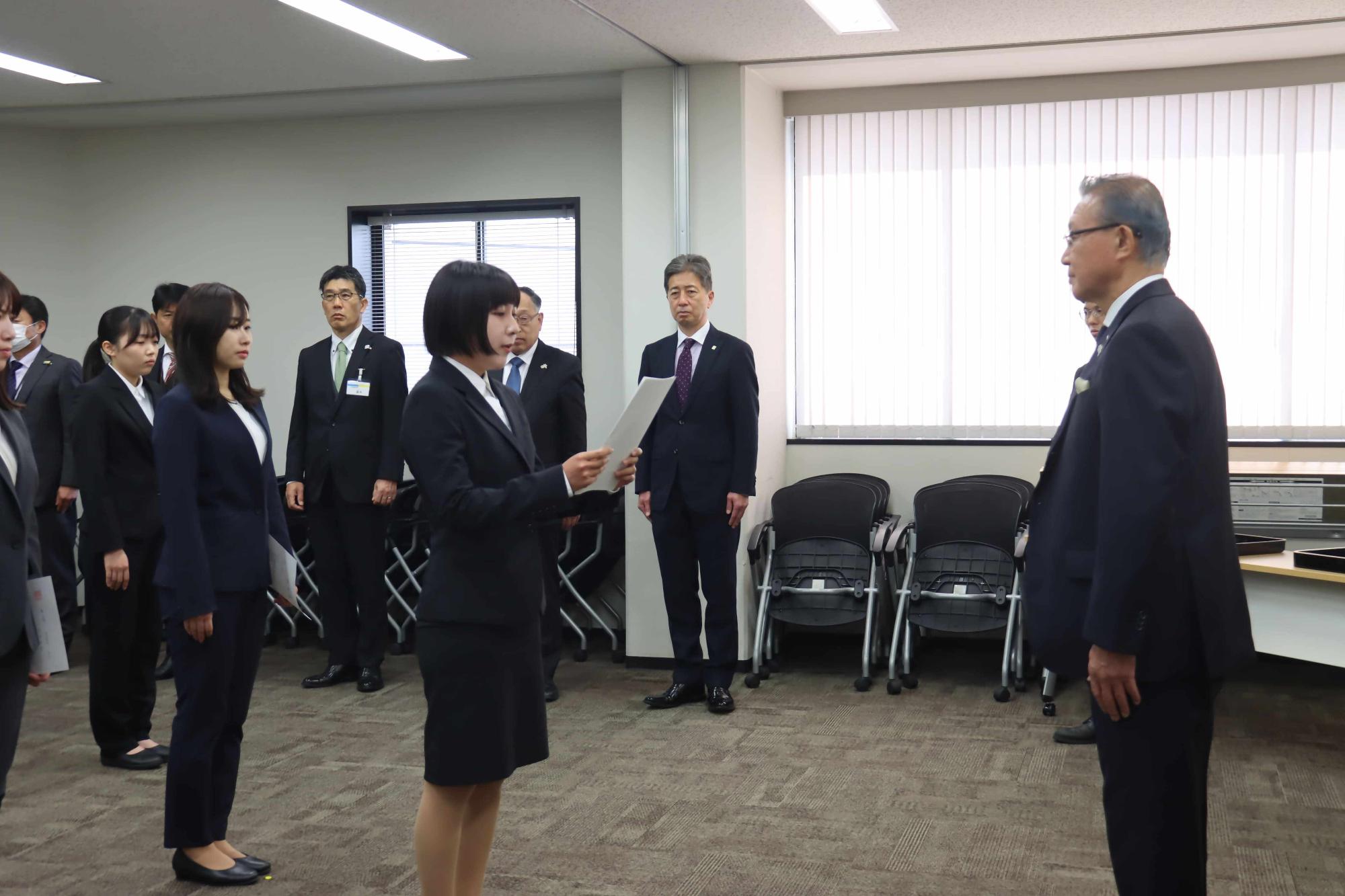 新規採用職員辞令交付式